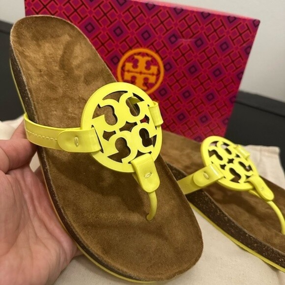 New Tory Burch Miller Cloud Calfskin Medallion Thong Sandals - Picture 6 of 10